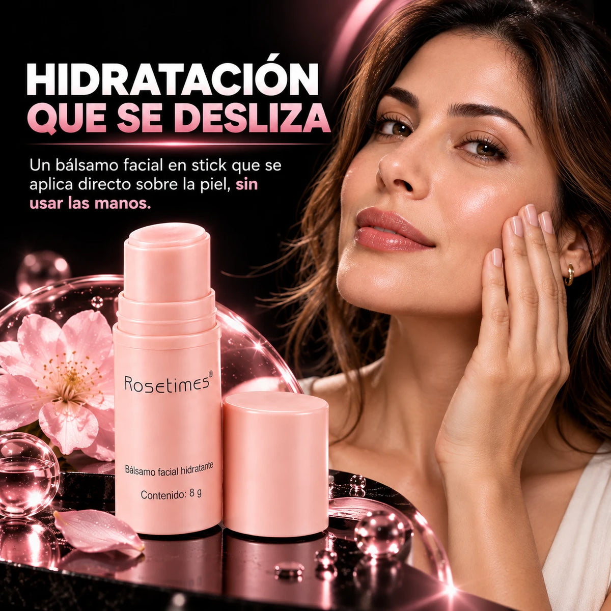 Mujer aplicándose el bálsamo facial hidratante en stick sobre la mejilla